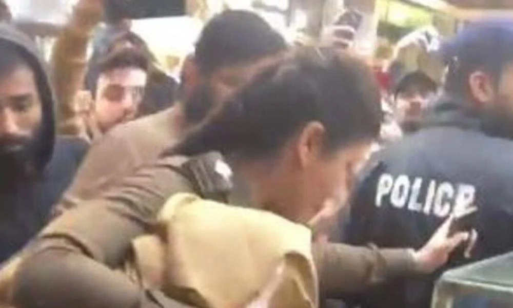 Πακιστάν: Γυναίκα αστυνομικός έσωσε γυναίκα από αποκεφαλισμό